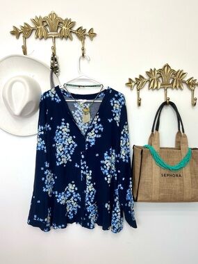 PEPLUM FUN Blue Floral Button-Front Women's Top
Xl ptp 24” l 28”
Gentle wear